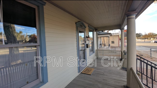 Photo - 512-512 1/2 W 10th St