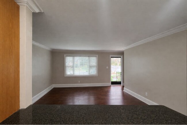 Photo - 1976 Lynnwood Dr