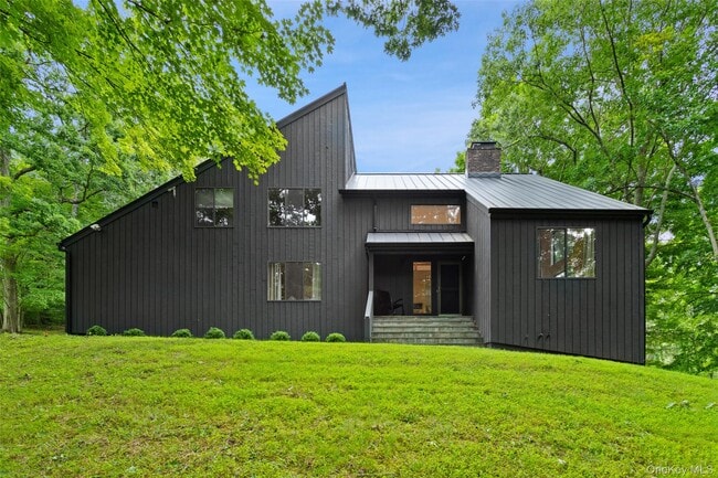 Building Photo - 25 Cross Pond Rd