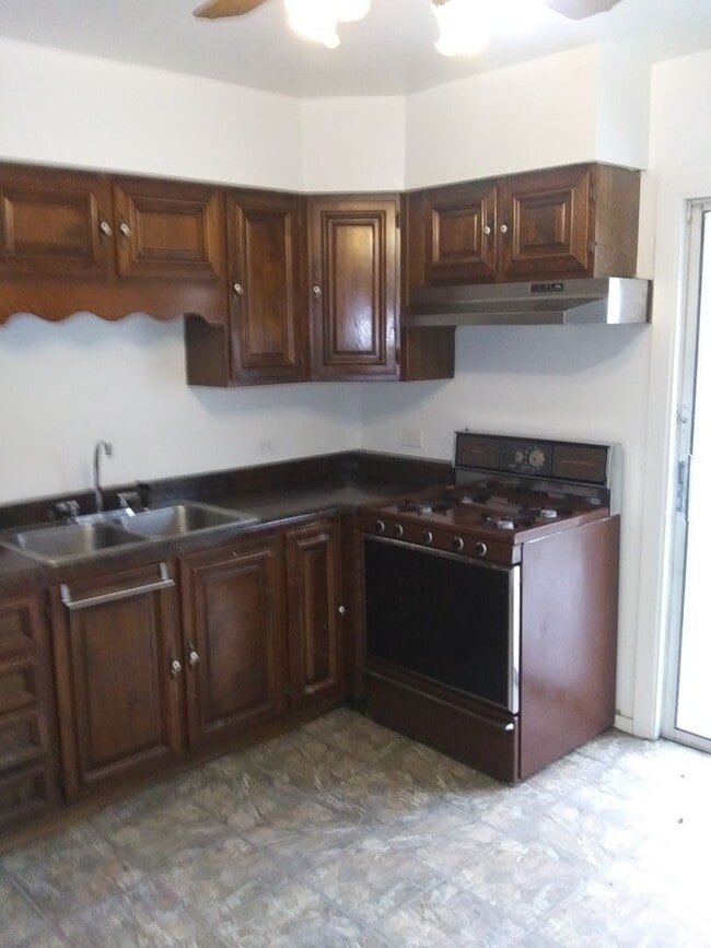 Photo - Spacious 2 Bedroom Home w/ 2.5 car garage - Westmont