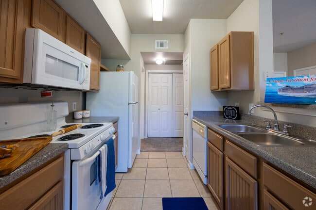 1BR, 1BA - 750SF - Kitchen - Life at Brighton Estates