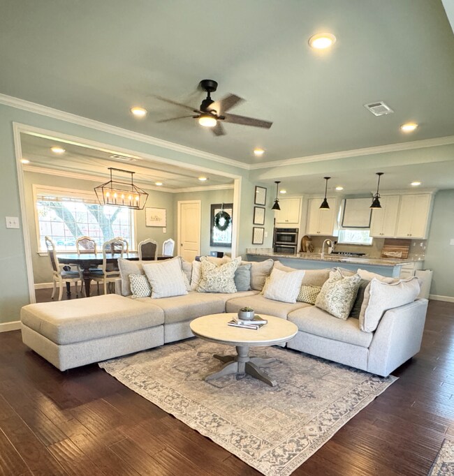 Photo - 880 Estelle Ln