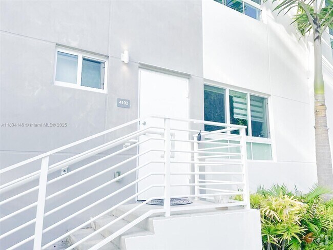 Building Photo - 2535 NE 193rd St Unit 4102 Rental