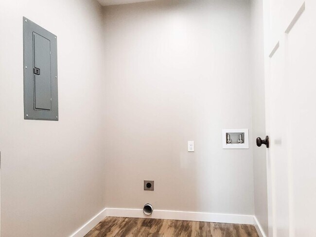 Photo - 2 BED/ 1.5 BATH TOWNHOME