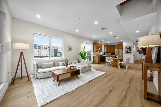 1532 W 37th St