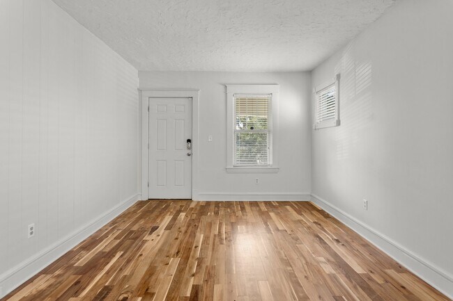 6613 Parkwood Pl
