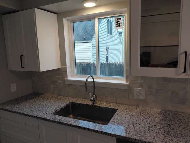 Building Photo - 102 Maple Ave Unit C