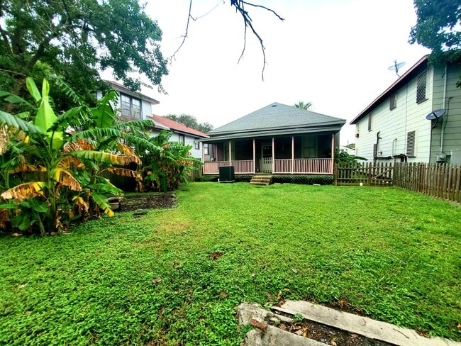 Photo - Large one story 3 bedroom Victorian cottage