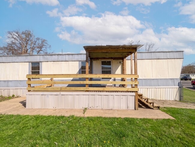 13 Wisteria Dr