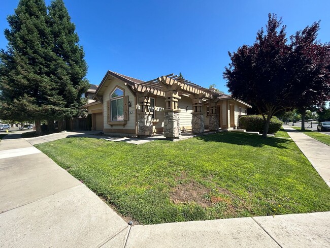 Photo - Nice Oakdale home on corner lot