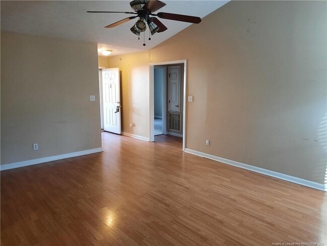 Photo - 141 Windsor Ln