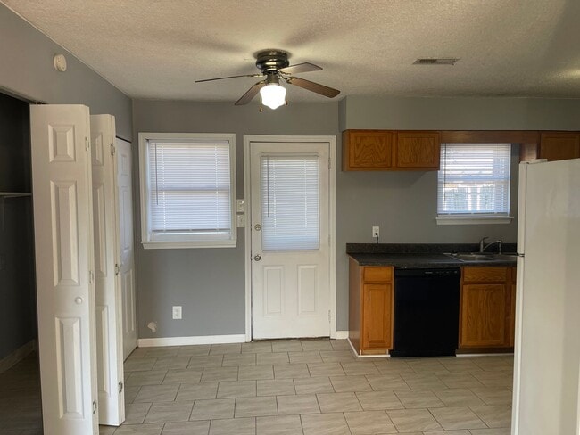 Photo - Beautiful 3 Bed, 1 Bath Convenient Location Mins From Hospital and Shopping
