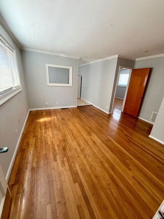 1 BEDROOM 1 BATHROOM UNIT IN VIRGINIA HIGHLANDS!!!