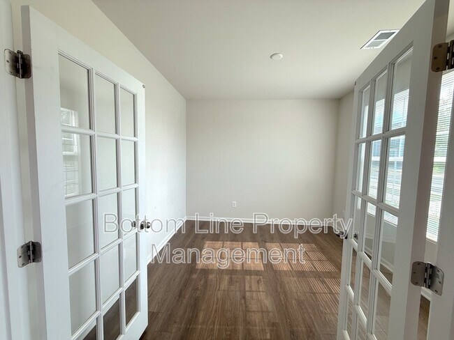 Photo - 15708 Country House St
