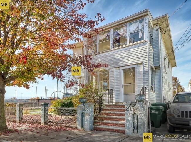 Building Photo - 21 Renfrew St Rental