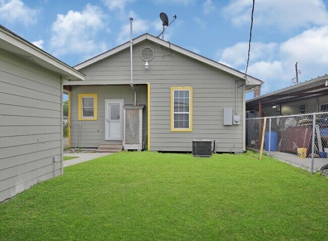 Photo - 2418 Delafield St