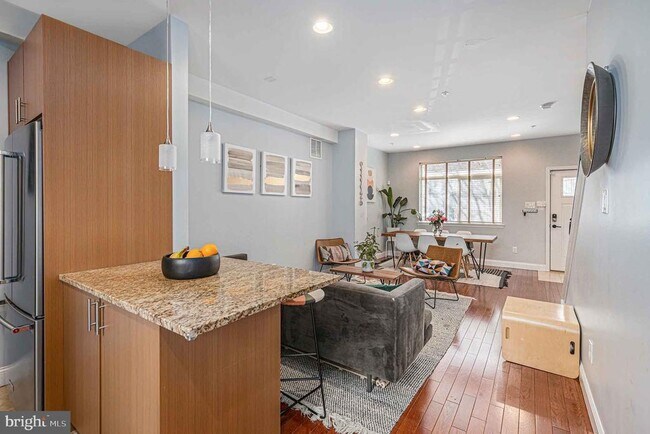 Photo - 1935 W George St