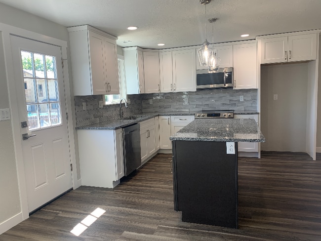 Photo - 4590 Jennifer