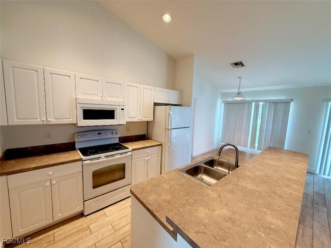 Building Photo - 1409 NE 10th Terrace Rental