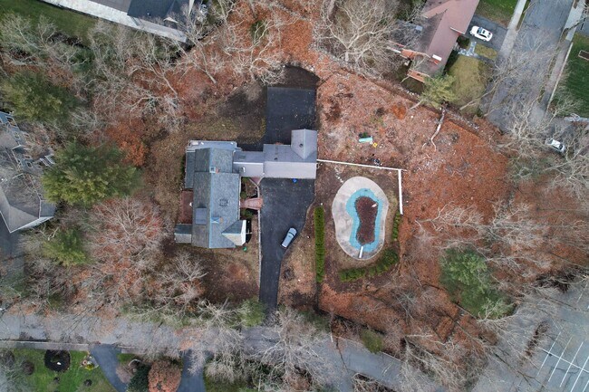 Photo - 8bed house un Newton
