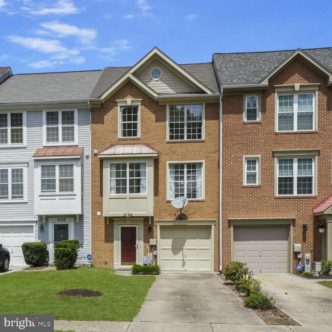 Modern Three-Level Townhome in the Heart o... - Modern Three-Level Townhome in the Heart o...