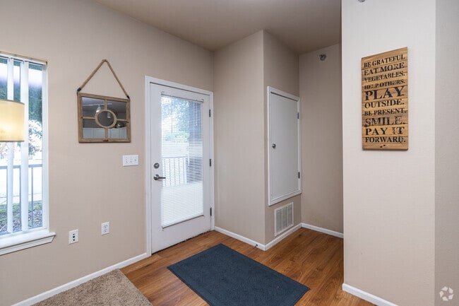 2 habitaciones, 3 baños - 1,515 pies cuadrados - Vestíbulo de entrada - Hearthstone Apartments and Townhomes