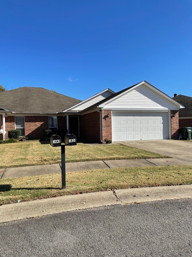 Photo - 1440 W Plains Dr Townhome