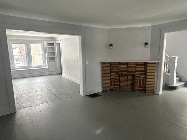 Photo - 5bd Single Section 8