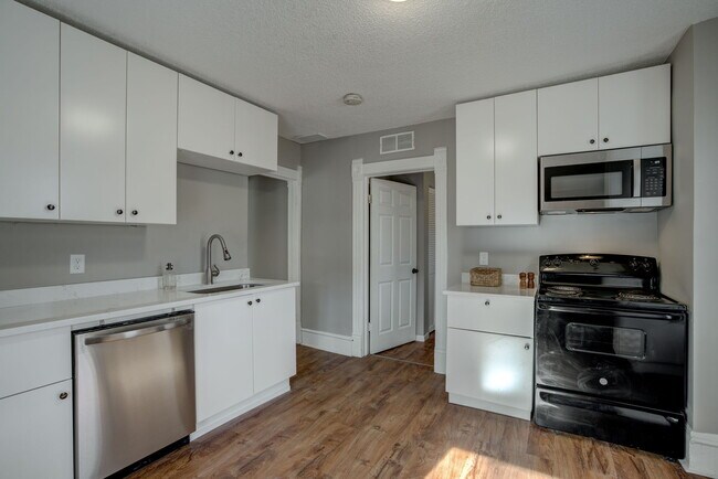 Photo - 1505 NE Main St