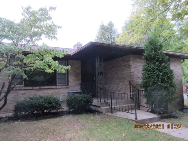 Building Photo - 1651-1655 Diamond NE Unit 1655 Diamond NE