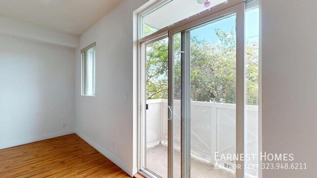 Photo - 11622 Oxnard St