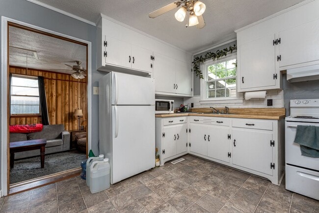 Photo - AVAILABLE NOW at a Good Price. 3 Bed 1 Bath FOR LEASE in Columbia. $1200 Rent.