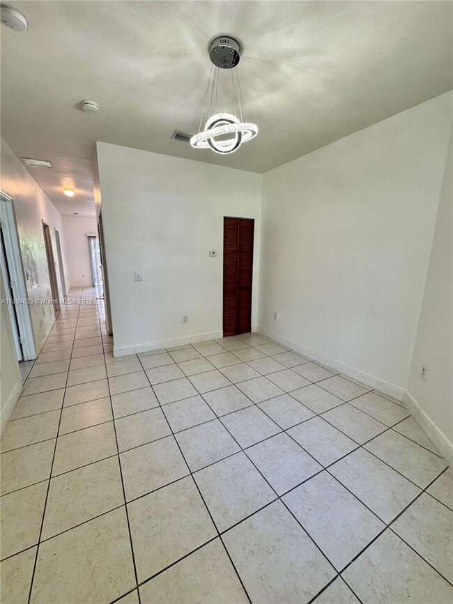 Building Photo - 13705 NE 20th Pl Unit 3