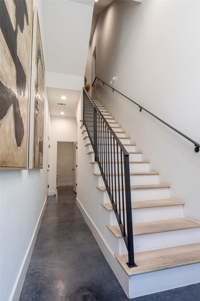 Photo - 709 Memorial Heights Dr