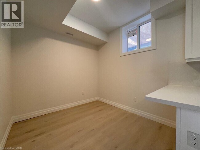 Photo - 62 Gage Ave Unité 2