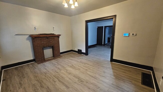 Building Photo - 52-56-56 Rowland Ave Unit 52