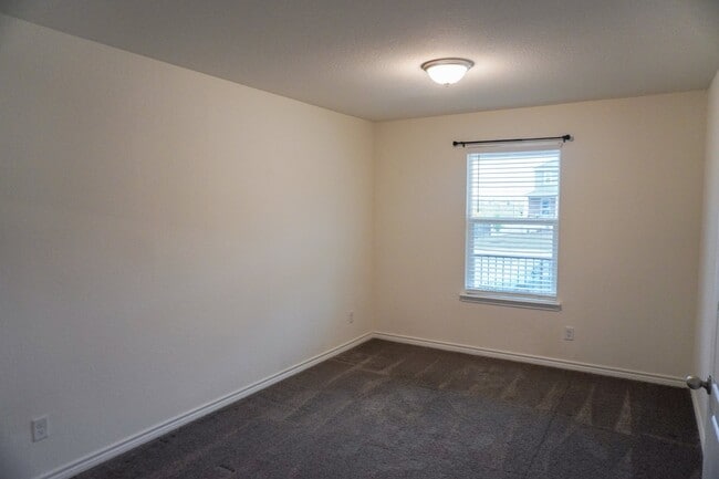 Photo - Feels Like New, 3 Bedroom in Champions Manor