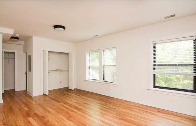 Building Photo - 2203 W Eastwood Ave Rental