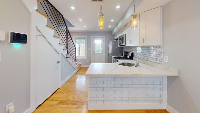 Photo - 1530 Levis St NE