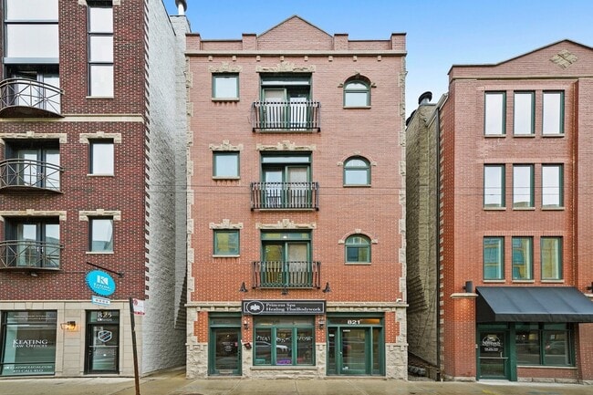 Building Photo - 821 N Milwaukee Ave Unit RU2 Rental