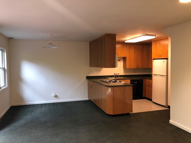 Photo - COMING SOON-Spacious 5bdr/3bath units available for a lease ending May 30. Building is located at... Unit C