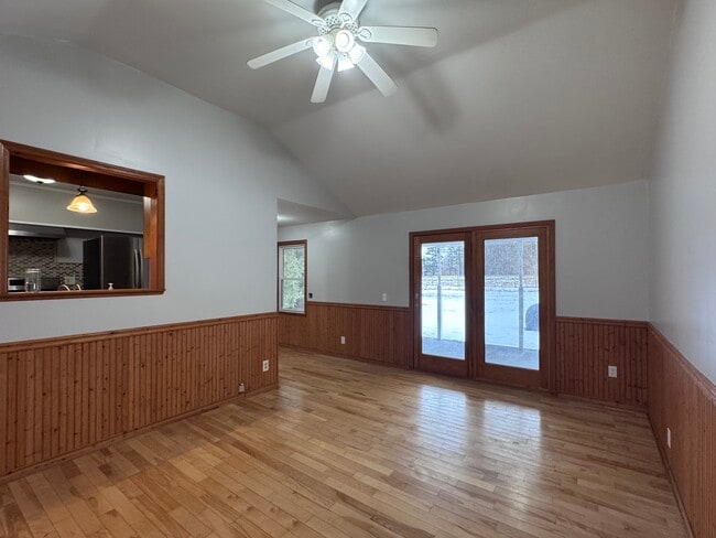 Living room - 975 Saratoga Rd