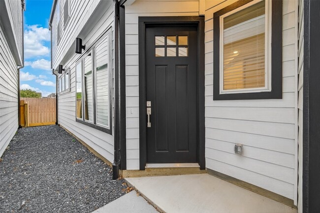 Photo - 910 W 21st St