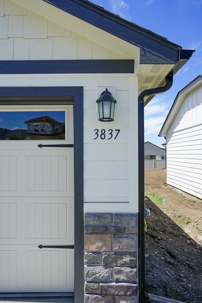 Photo - 3 CAR GARAGE