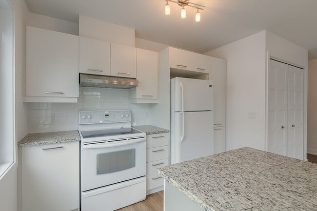 Building Photo - 1800 Rue Victoria Unit 201