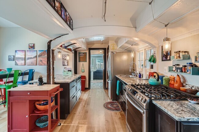 Photo - 835 Urban St