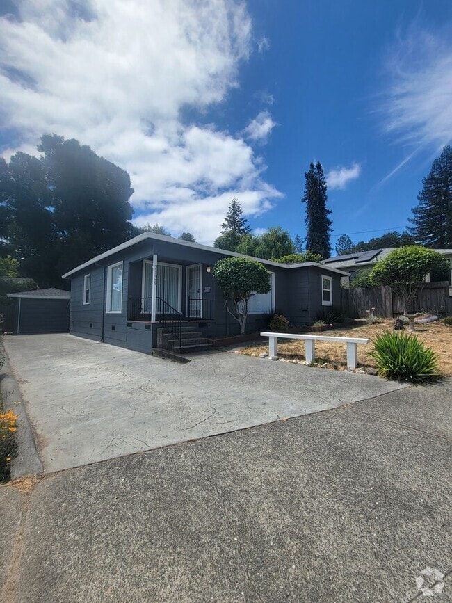 Building Photo - Charming and full of character, this vinta... Rental
