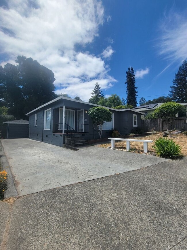 Charming and full of character, this vinta... - Charming and full of character, this vinta... House