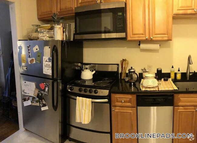 Building Photo - 1063 Beacon St Rental
