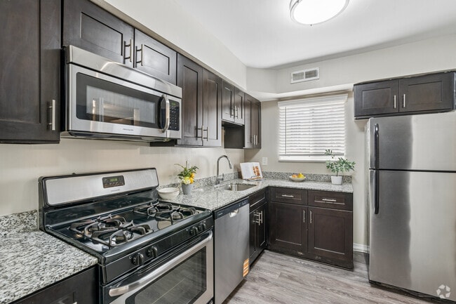1BR, 1BA - 862SF - Kitchen - Carriage Club Apartments